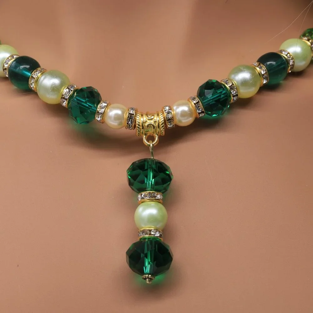 Beautiful necklace and earring set with Emerald Green Chrystals and Pearls. - Picture 3 of 6